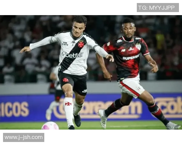 足球球星炫技绕杆展现速度与控球完美结合魅力